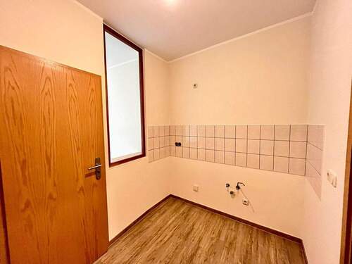 Leere Küche mit Fliesenwand - 