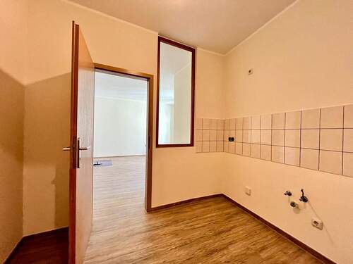 Leere Küche mit Holzboden - 