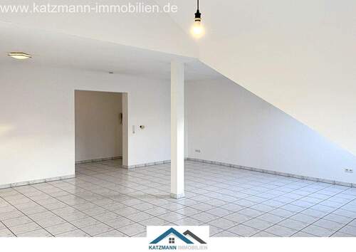 Bild 1 - Helle 3-Zimmerwohnung eines 7-Parteienhauses zu vermieten, Balkon, Stellplatz u. Kellerraum inklusive