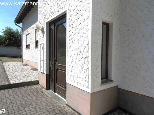 Hauseingang im rückwärtigen Erker - 3 Zimmer Etagenwohnung in Erftstadt