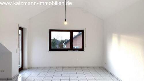 Wohn-/Essbereich mit Zugang zum Balkon - 