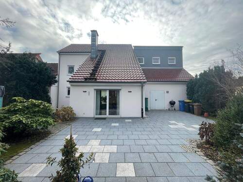 Außenansicht zum Garten mit Terrasse - 5 Zimmer Einfamilienhaus in Weidenberg