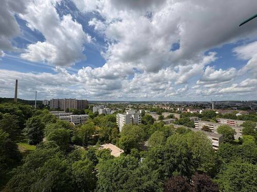 Aussicht vom Balkon - 3-Zimmer-Wohnung im 10. Obergeschoss mit beeindruckender Fernsicht und großem Gestaltungspotenzial!