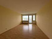 Wohnzimmer mit Zugang zum Balkon - 3 Zimmer Etagenwohnung zum Kaufen in Böblingen