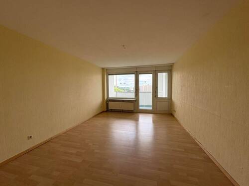 Wohnzimmer mit Zugang zum Balkon - 3 Zimmer Etagenwohnung zum Kaufen in Böblingen