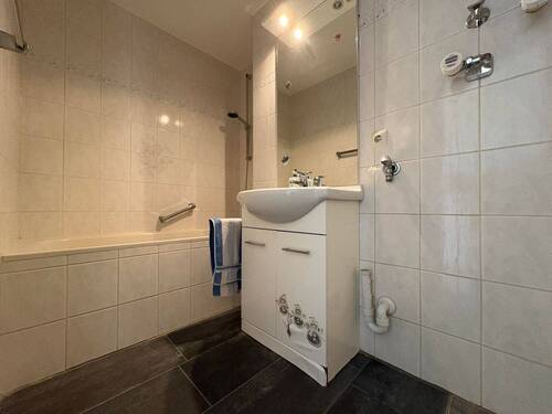 Badezimmer mit Waschmaschinenanschluss - 