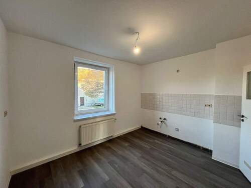 Moderne Küche mit Fenster - Etagenwohnung mit 71,50 m² in Schöpstal zur Miete