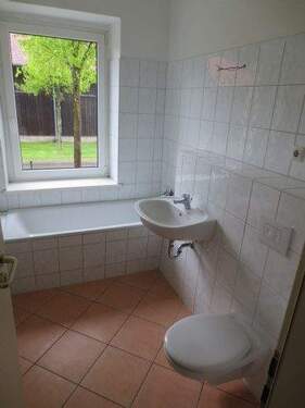 Wannenbad mit Fenster - Etagenwohnung mit 64,00 m&sup2; in Dobin am See zur Miete