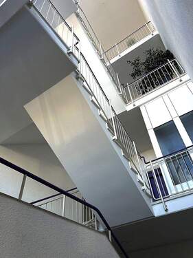 Heller Treppenaufgang - Büro in Winnnenden