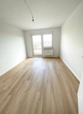 Wohnzimmer mit Balkon - 3 Zimmer Etagenwohnung zum Kaufen in Berlin