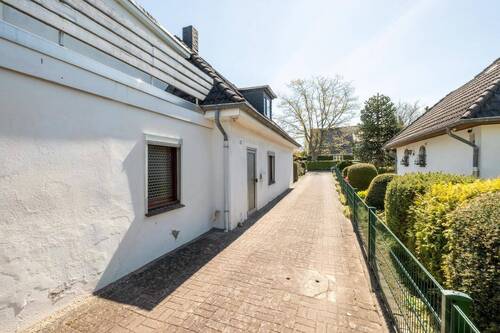 seitl. Eingang ins Obergeschoss - 