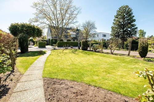 Garten Ansicht - 7 Zimmer Einfamilienhaus zum Kaufen in Lübeck