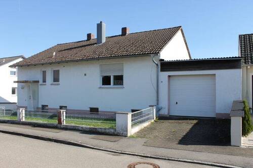 Hausansicht - Attraktives Zweifamilienhaus in Südlage