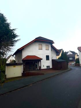 Außen - Provisionsfrei: Freistehendes Einfamilienhaus mit Einliegerwohnung und Garten