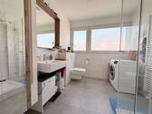 Bad mit Dusche und Fenster - 