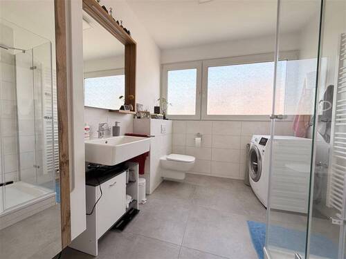 Bad mit Dusche und Fenster - 