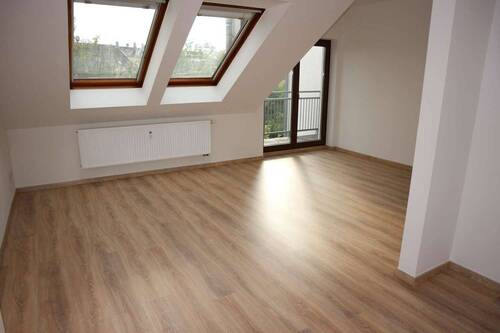 IMG_1761 - Wohnen im DG mit großem Sonnen-Balkon ! frei ab 1.12.25