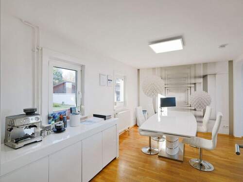 Einladender Wohn- und Essbereich mit Balkonzugang - 3 Zimmer Doppelhaushälfte zum Kaufen in Bad Liebenzell