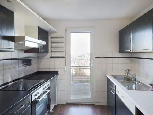 Helle, geräumige Küche mit Balkonzugang - Doppelhaushälfte mit 84,00 m&sup2; in Bad Liebenzell zum Kaufen