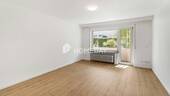 Wohnzimmer 1 - Renovierte 2-Zimmer-Etagenwohnung mit Südloggia in ruhiger Frankfurter Lage