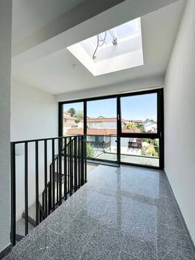 06-2025_Treppenhaus - Etagenwohnung mit 92,00 m&sup2; in Güglingen zur Miete
