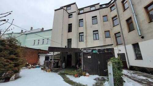 hintere Hausansicht und Garage - 
