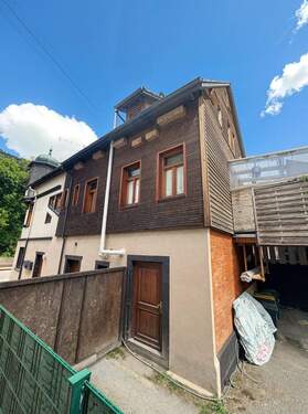 Seitlich Haus - 7 Zimmer Mehrfamilienhaus, Wohnhaus zum Kaufen in Höfen an der Enz