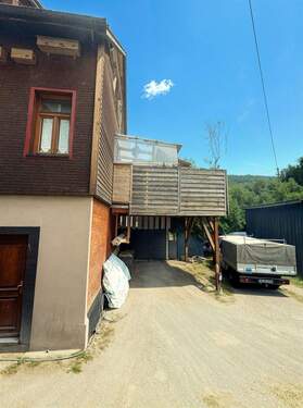 Balkon und Hof - 7 Zimmer Mehrfamilienhaus, Wohnhaus in Höfen an der Enz