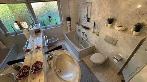 Wannenbad mit Fenster - 