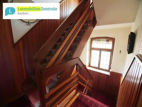 Treppenaufgang - 8 Zimmer Einfamilienhaus in Langerwehe