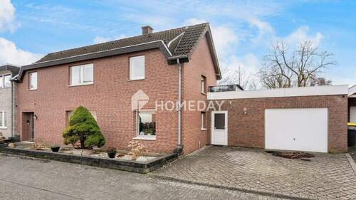 Außenansicht 2 - Charmantes EFH mit Kamin, Photovoltaik und überdachter Terrasse auf großem Grundstück