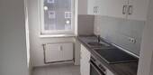 Küche mit Einbauküche und Fenster - 2 Zimmer Etagenwohnung in Husum