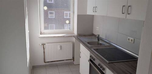 Küche mit Einbauküche und Fenster - 2 Zimmer Etagenwohnung in Husum