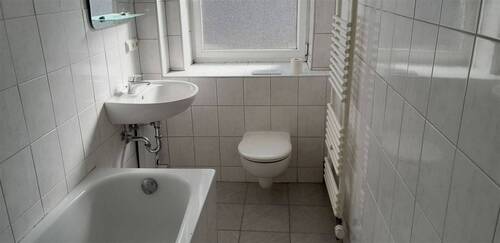 Wannenbad mit Fenster - Etagenwohnung mit 44,70 m&sup2; in Husum zur Miete