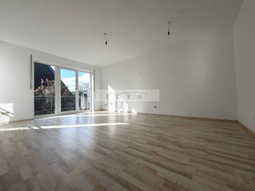 Wohn- und Esszimmer mit Zugang zum Balkon - 2 Zimmer Etagenwohnung zum Kaufen in Bergisch-Gladbach