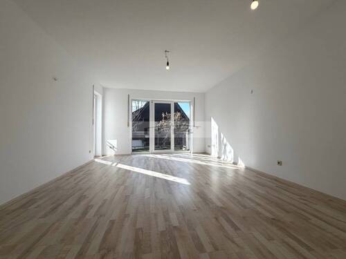 Wohn- und Esszimmer mit Zugang zum Balkon - Etagenwohnung mit 57,90 m&sup2; in Bergisch-Gladbach zum Kaufen