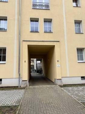 Einfahrt zum Innenhof - 3 Zimmer Etagenwohnung in Plauen