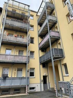 Balkone mit Eingangstür - Etagenwohnung mit 72,00 m² in Plauen zum Kaufen