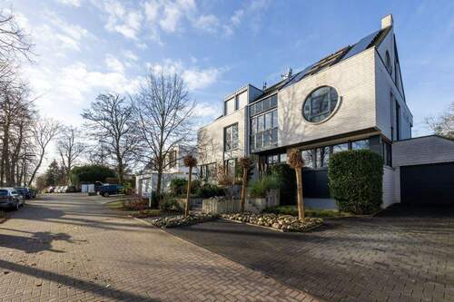 Drohnensicht: Fassade - 7 Zimmer Doppelhaushälfte zum Kaufen in Neuss