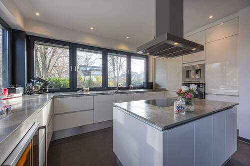 Einbauküche mit Kochinsel - 