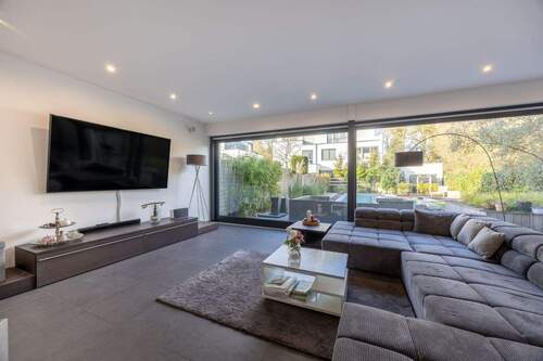 Wohnzimmer mit Fensterfront - 