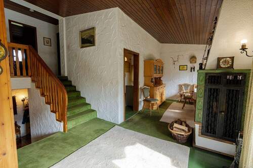 Erdgeschoss, Kachelofenfeuerstelle und Treppenaufgang - 