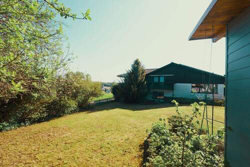 Objektansicht mit Garten - 