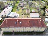 Garagen und Garten hinter dem Haus - 