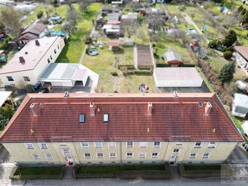 Garagen und Garten hinter dem Haus - 