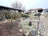 Wohnhaus und Garage in Sichtweite - 