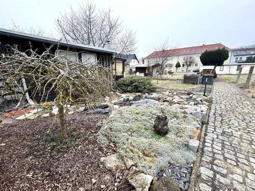 Wohnhaus und Garage in Sichtweite - 