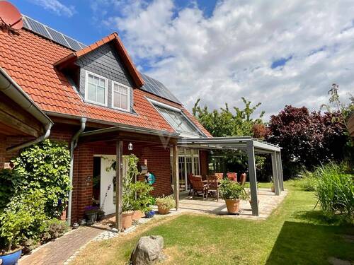 Hausansicht mit Sommergarten - 