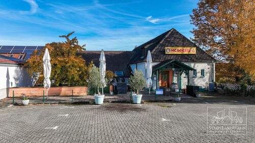 Restaurant Eingang mit Biergarten und Parkplatz - 