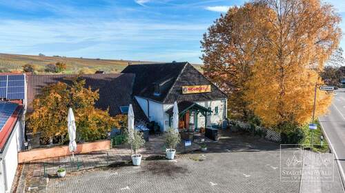 Luftbild Eingang und Parkplatz Restaurant - Einfamilienhaus in Ilbesheim bei Landau in der Pfalz zum Kaufen